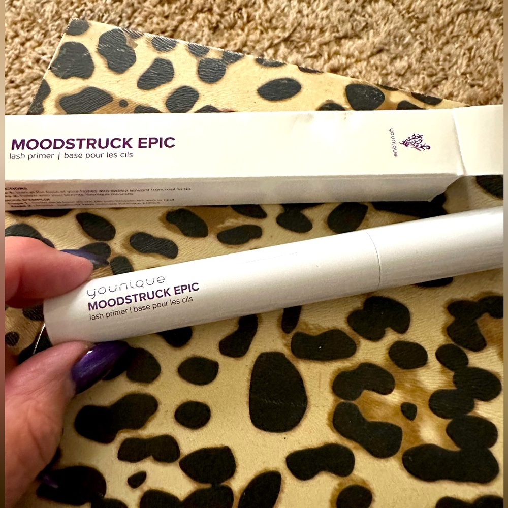 Younique lash primer .
